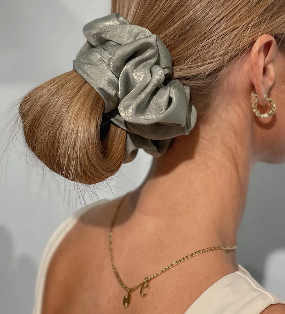 By Stær Scrunchies|Hårelastikker>Scrunchie - Isabella - Støvet Grøn