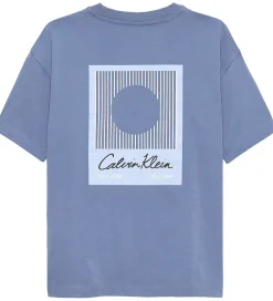 Børn Calvin Klein T-Shirts>T-shirt - Polaroid - Satin Blue