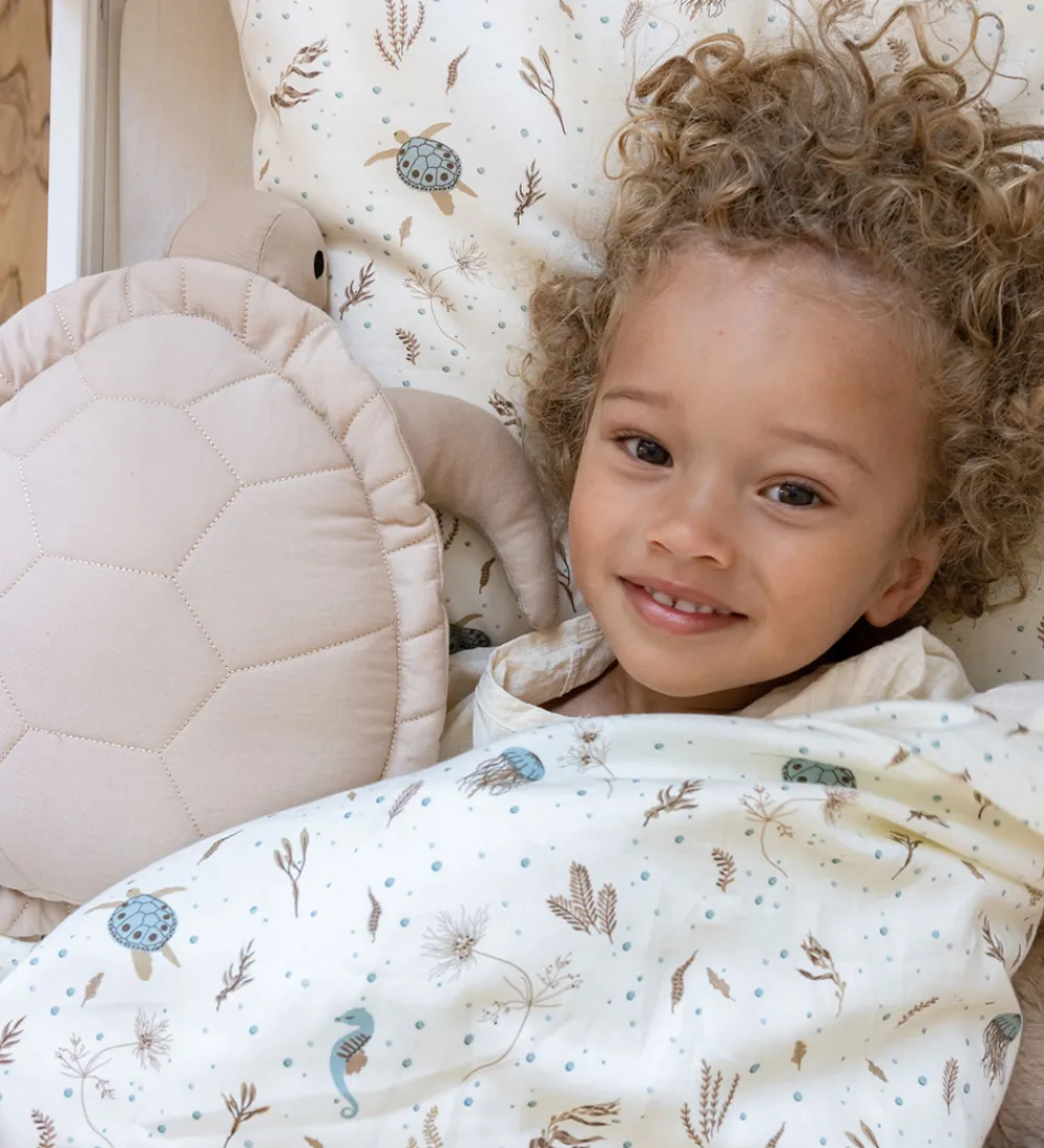 Cam Cam Pyntepuder>Pude - Havskildpadde - 44x33 cm Latte