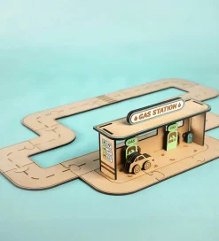 Crateit Trælegetøj|Kreasæt - Town - Træ - Tankstation - 28 Dele