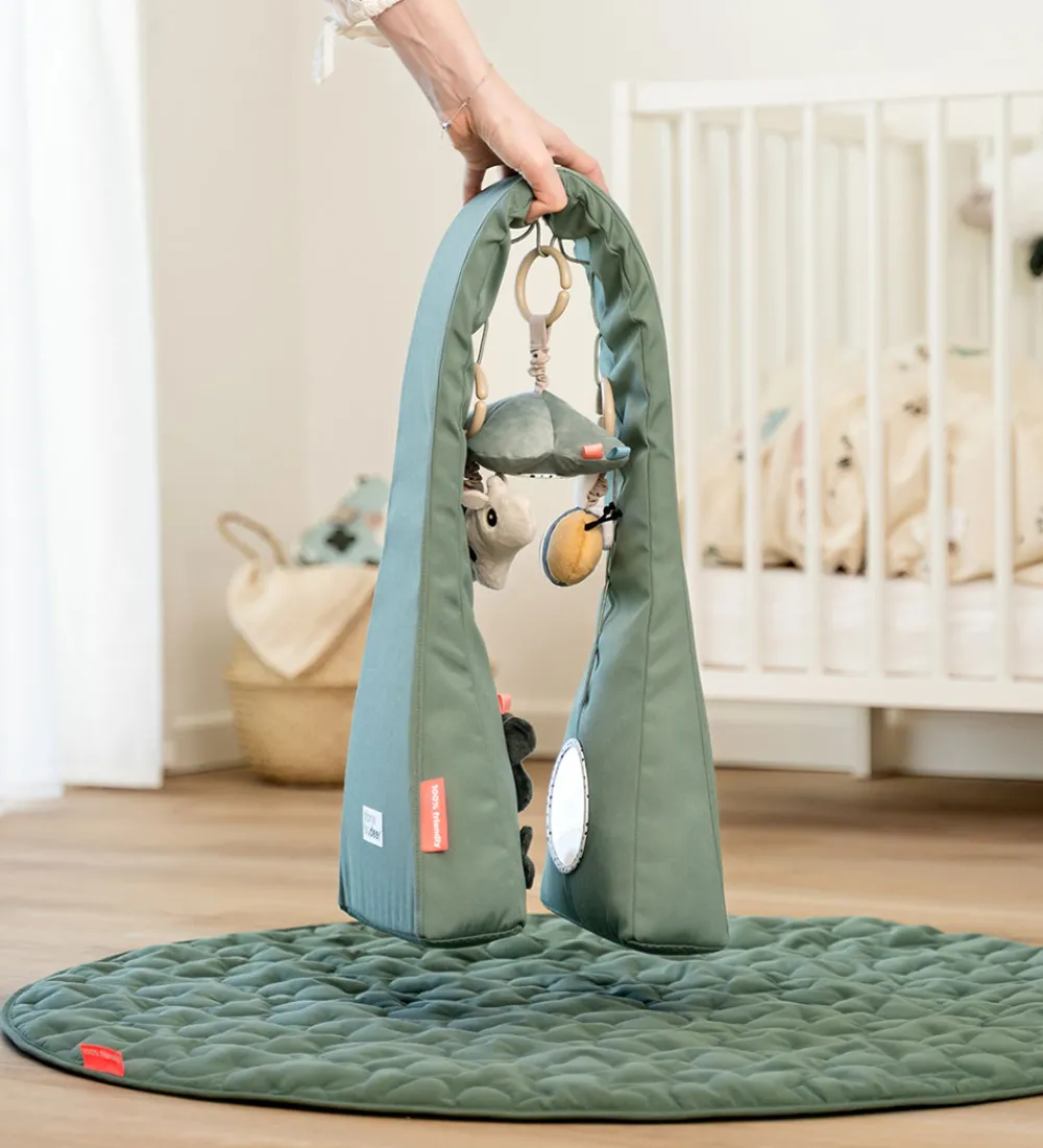 Done by Deer Babylegetøj|Aktivitetsstativer>Aktivitetsstativ - Tiny Farm - Green