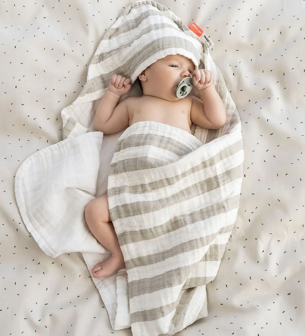 Done by Deer Babyhåndklæde- Og Poncho|Håndklæder>Babyhåndklæde - 70x70 cm - Stripes Sand
