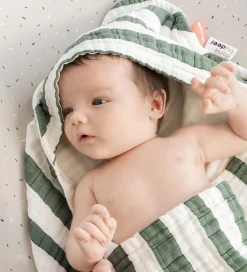 Done by Deer Babyhåndklæde- Og Poncho|Håndklæder|Babyhåndklæde - 70x70 cm - Stripes Green