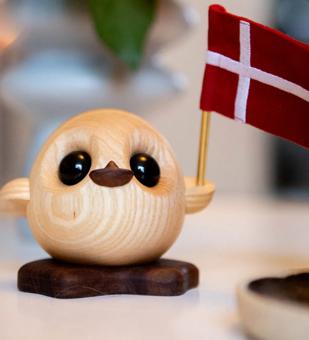 FableWood Dekoration>Ælling m. Flag - Pick-Me-Up Villy - 10 cm - Natur
