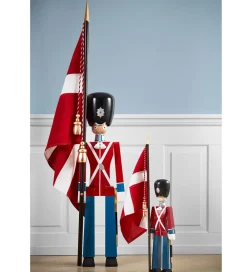 Kay Bojesen Pyntefigurer></noscript>Træfigur - Fanebærer - Mellem - Rød/Blå/Hvid