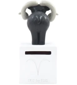 Kids by Friis Sparegrise|Sparebøsse - 6x6x13 cm - Vædderen