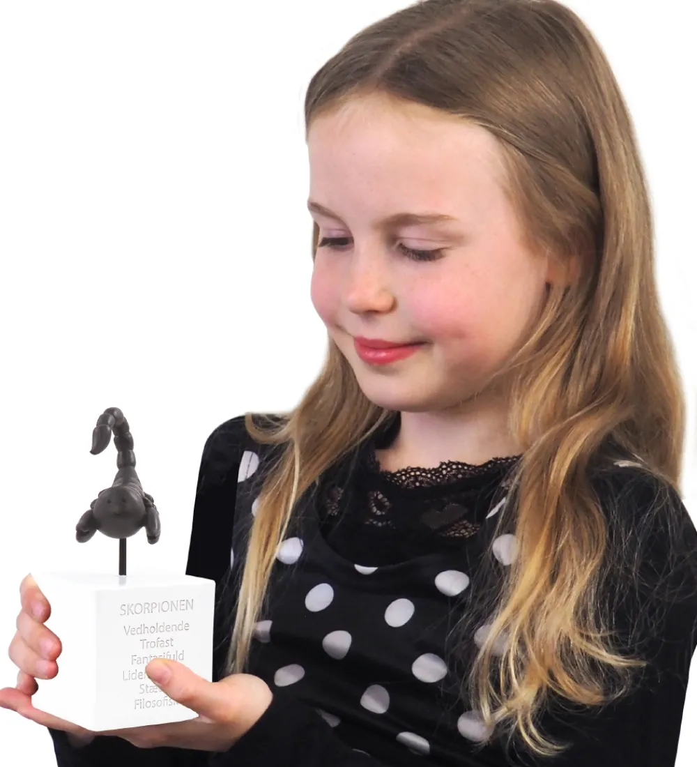 Kids by Friis Sparegrise>Sparebøsse - 6x6x14 cm - Skorpionen