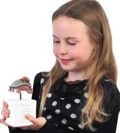 Kids by Friis Sparegrise></noscript>Sparebøsse - 6x6x11 cm - Krebsen