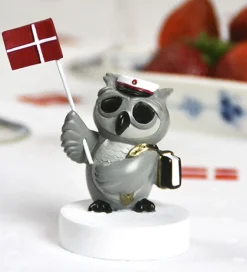 Kids by Friis Pyntefigurer>Ugle m. Bog Og Flag - Rød