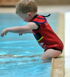 Konfidence Våddragter><noscript><img width=