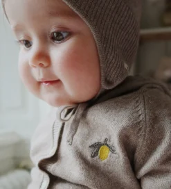 Børn Konges Sløjd Babyhjelme></noscript>Babyhjelm - Uld - Strik - Mattou - Lysebrun