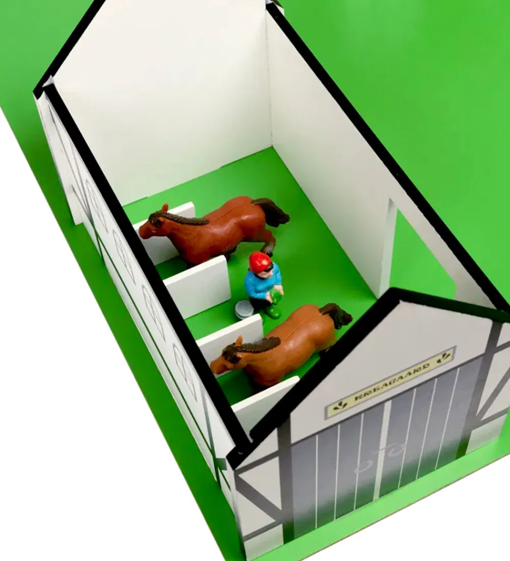 Krea Trælegetøj|Bondegård - Træ - 77x53 cm - Hvid/Rød