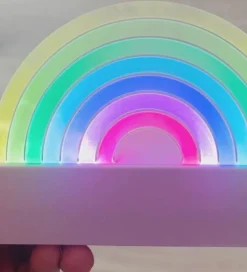 Lalarma Fritstående Lamper|Lamper></noscript>Lampe - Dancing Rainbow - 18x11x4 cm - Lilla