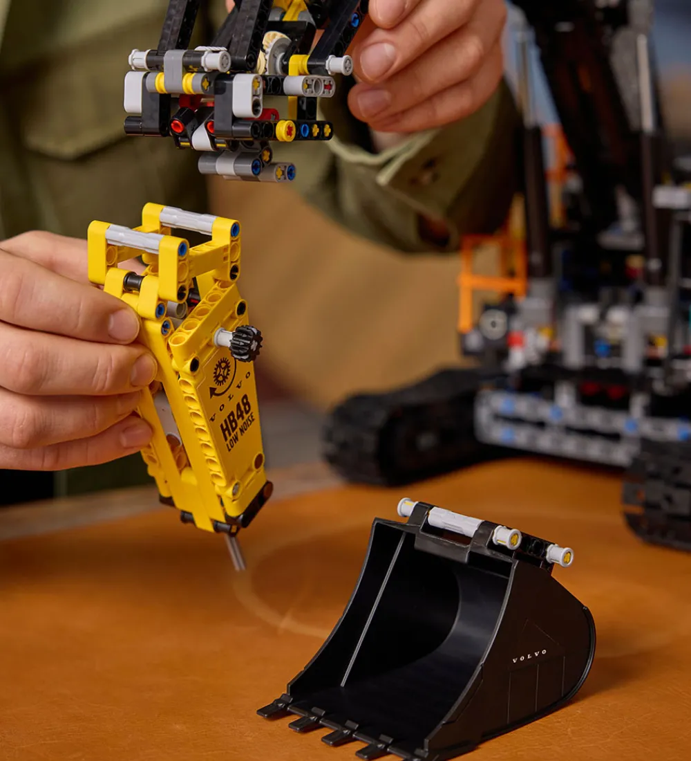 LEGO® Lego®|Konstruktionslegetøj>Technic - Volvo EC500 Hybrid Gravemaskine 42215 - 2359 Del