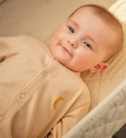 Børn Moonboon Nattøj></noscript>Natdragt m. Babyhjelm - Gaveæske - Rose Cloud