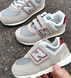 Børn New Balance Sneakers|Børnesko Og Babysko></noscript>Sko - 574 - Arid Stone/Monarch Burgundy