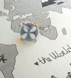 OYOY Gulvtæpper|Gulvtæppe - 135 cm - World - Råhvid/Sort