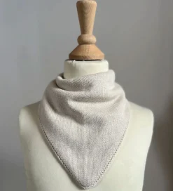 Pine Cone Savlesmække>Savlesmæk - Strik - Leo - 36,5x22 cm - Natura Melange