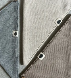 Pine Cone Savlesmække></noscript>Savlesmæk - Strik - Leo - 36,5x22 cm - Natura Melange