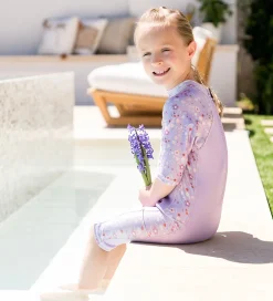 Splash About Våddragter|Snorkling></noscript>Våddragt - Sun & Sea - UV40+ - Lilac Spring